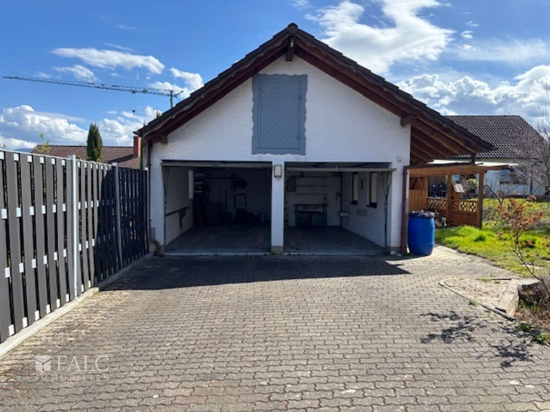 Doppelgarage mit Werkbereich und Überdachung